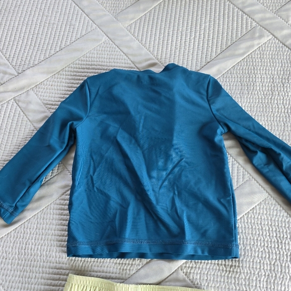 🔥5 FPR $25🔥Carter's 2 Piece Set Baby Boy Rash Guard And Swim Trunks 12M - Picture 4 of 8